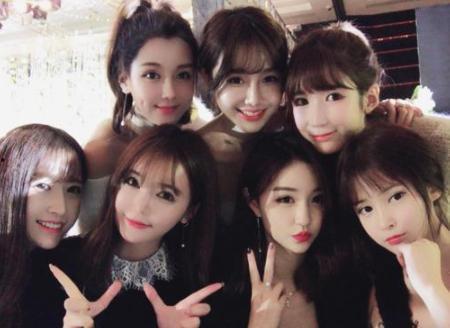 网红与明星合照,跨界互动，闪耀娱乐圈